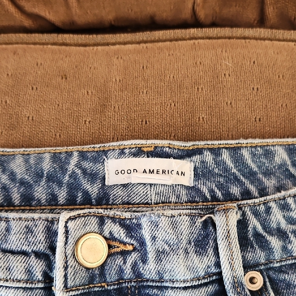 Good American Distressed Denim Shorts Size 14 - Picture 2 of 8